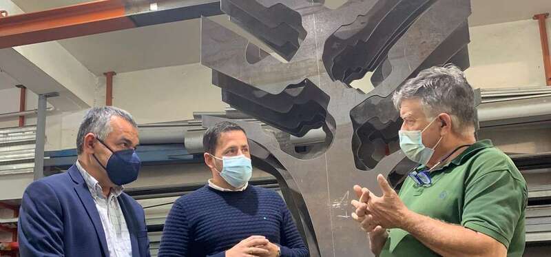 El alcalde de Telde, Héctor Suárez (c), junto al escultor Máximo Riol (d) y el concejal Álvaro Monzón, junto a al escultura/TA.